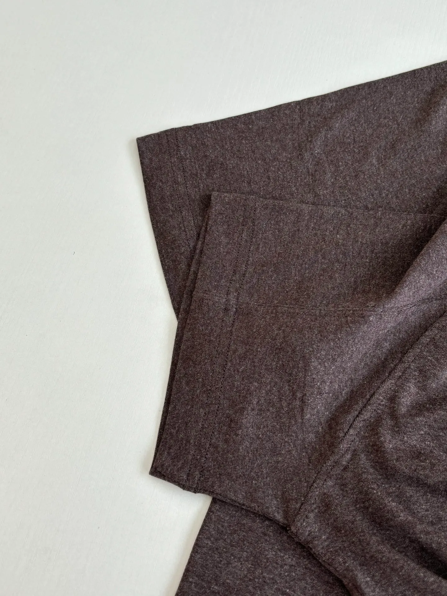 Loro Pian LP brand logo embroidered small label short-sleeved T-shirt. The fabric is made of 67% Tencel, 27% acetate, 6% Lycra spandex. It uses the same imported German embroidery machine as the original version to achieve millimeter-level restoration. Size: S/M/L/XL